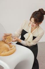Váy yếm nữ màu đen dáng dài phối sơ mi tơ màu kem thắt nơ cổ cách điệu YAME YV594