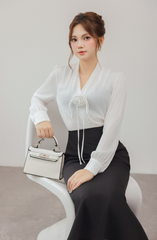 Áo sơ mi nữ dài tay vải tằm kẻ cổ V đính nơ hoa trang trí màu trắng và hồng YAME YA597