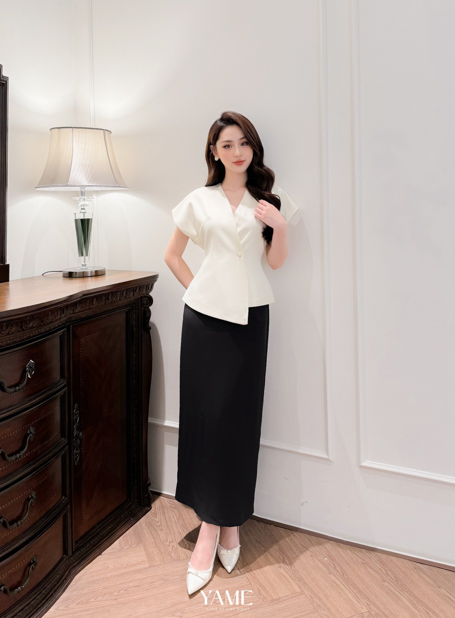Set áo + chân vá nữ dáng peplum cổ V vạt lệch tay chờm vai màu trắng be đính cúc ngọc YAME AA182 ACV182