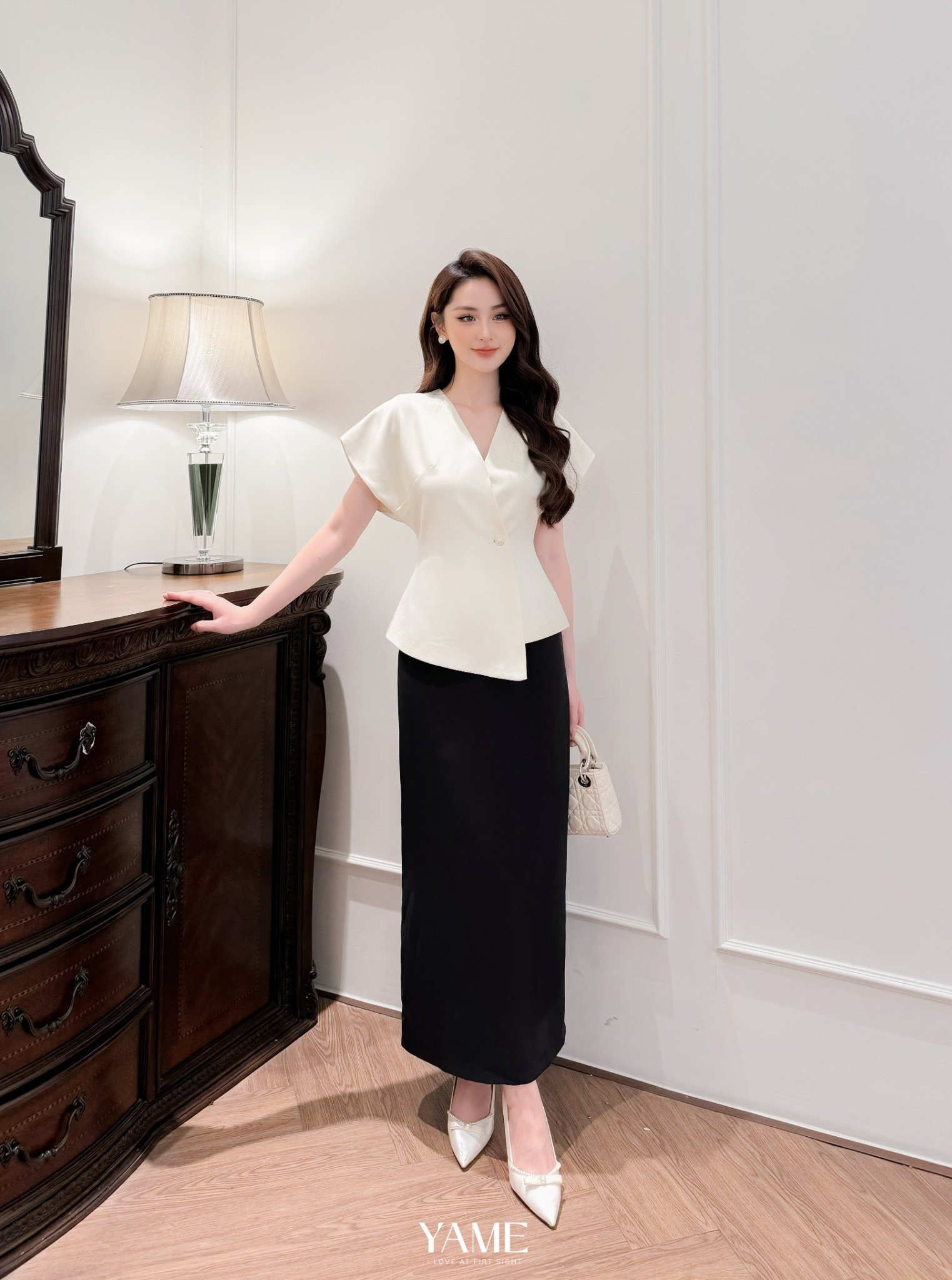 Set áo + chân vá nữ dáng peplum cổ V vạt lệch tay chờm vai màu trắng be đính cúc ngọc YAME AA182 ACV182