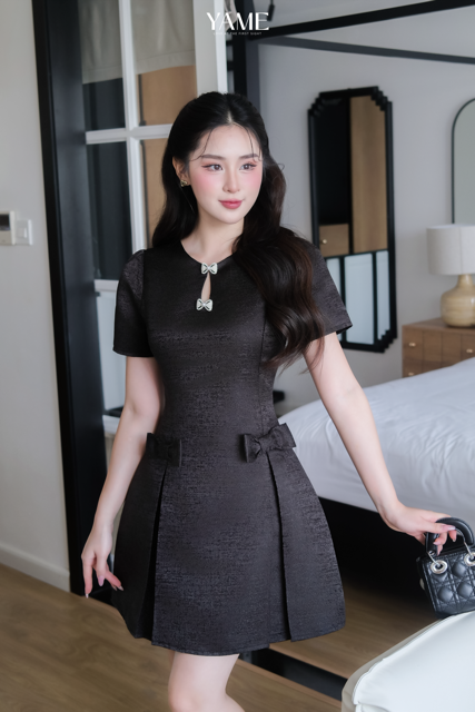 Váy nữ dáng A đính nơ cổ tròn cut-out giọt nước ngắn tay vải tafta YAME YV447