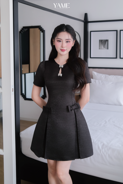 Váy nữ dáng A đính nơ cổ tròn cut-out giọt nước ngắn tay vải tafta YAME YV447