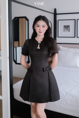 Váy nữ dáng A đính nơ cổ tròn cut-out giọt nước ngắn tay vải tafta YAME YV447