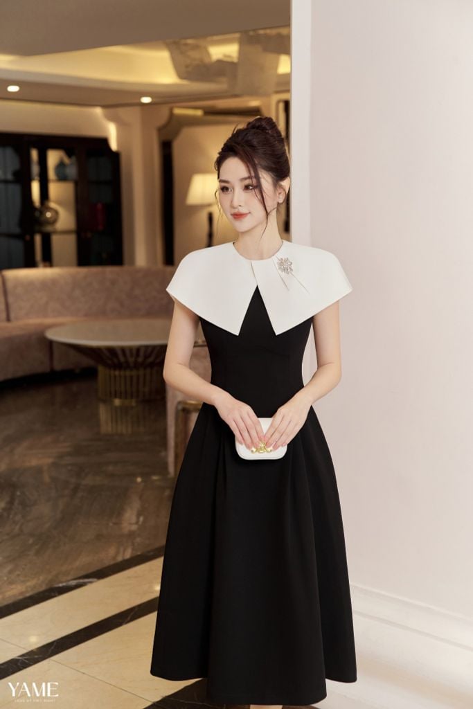 Váy nữ dáng xòe màu đen phối cổ trắng đắp vạt cài hoa đá sang trọng YAME YV263