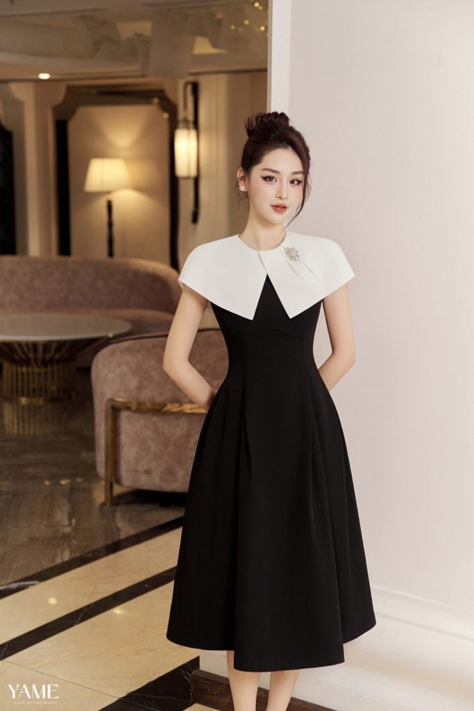 Váy nữ dáng xòe màu đen phối cổ trắng đắp vạt cài hoa đá sang trọng YAME YV263