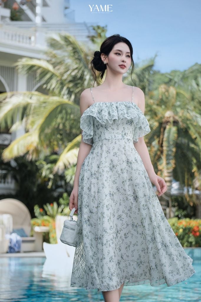 Váy nữ dáng dài hai dây bản nhỏ nhún bèo ngực vải đũi trắng ép hoa xanh mặc hè YAME YV398