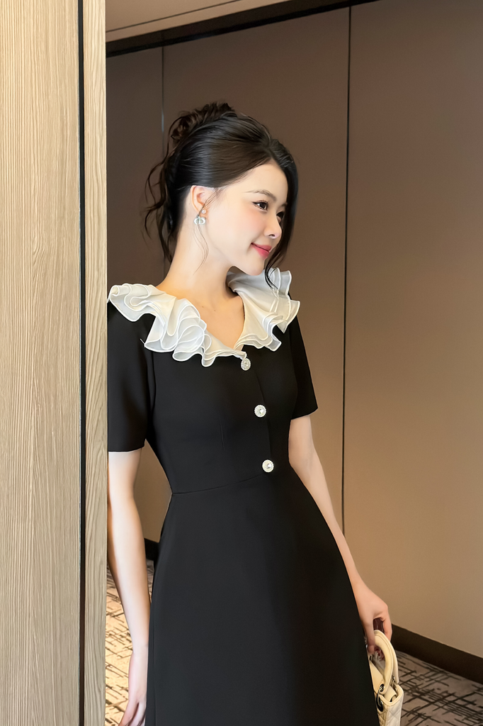 Váy nữ dáng A màu đen cổ bèo 3 lớp đính cúc đá trang trí vải tuyết mưa YAME YV350