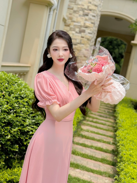 Váy nữ dáng dài maxi đi biển ôm eo xòe dưới cổ V xếp ly ngực màu hồng pastel vải chiffon YAME YV382