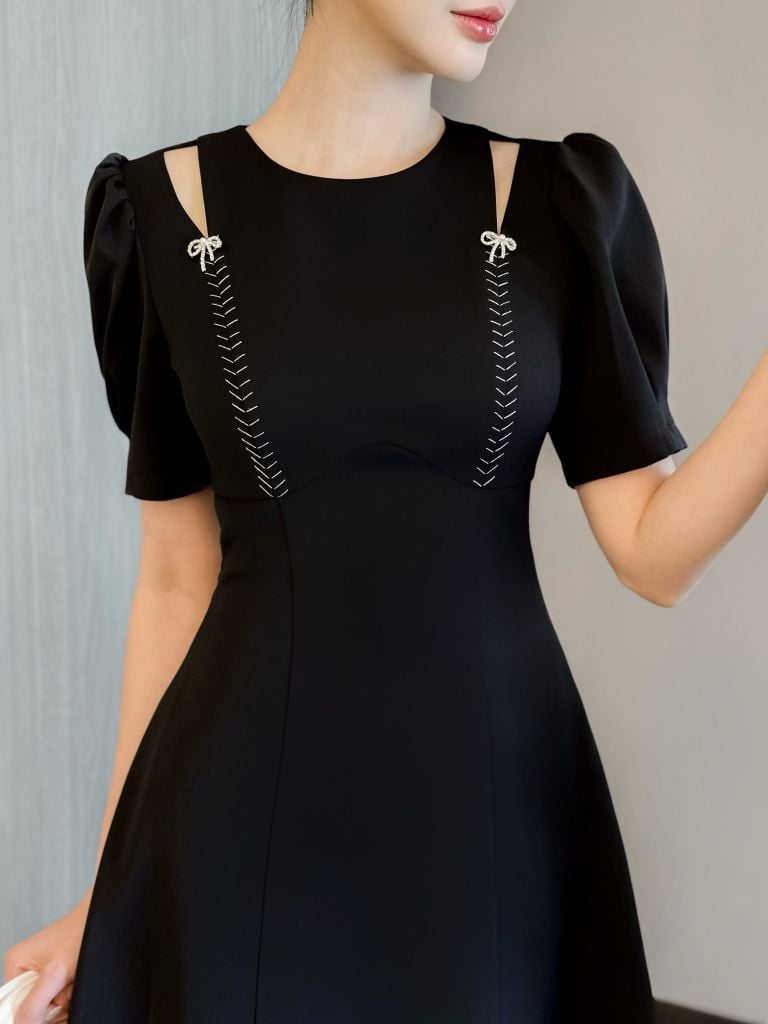 Váy nữ dáng A khoét vai đột chỉ phối màu đính nơ đá trang trí ngắn tay đen đỏ sang trọng YAME YV240