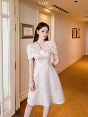Váy nữ dáng A tay ngắn chùm vai đính hoa cài vải tafta vân gỗ be ánh xanh YAME YV292