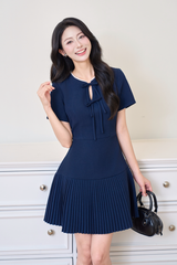 Váy xếp li tay ngắn cổ tròn đính nơ YAME YV675