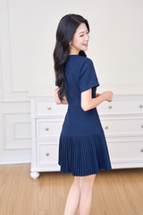 Váy xếp li tay ngắn cổ tròn đính nơ YAME YV675