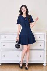 Váy xếp li tay ngắn cổ tròn đính nơ YAME YV675