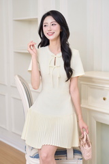 Váy xếp li tay ngắn cổ tròn đính nơ YAME YV675