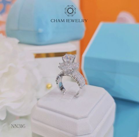 Nhẫn NN316 CHAM JEWELRY, Xoàn Hoa Tia Cao Cấp Chủ 7.5mm (Barcode TNN996).