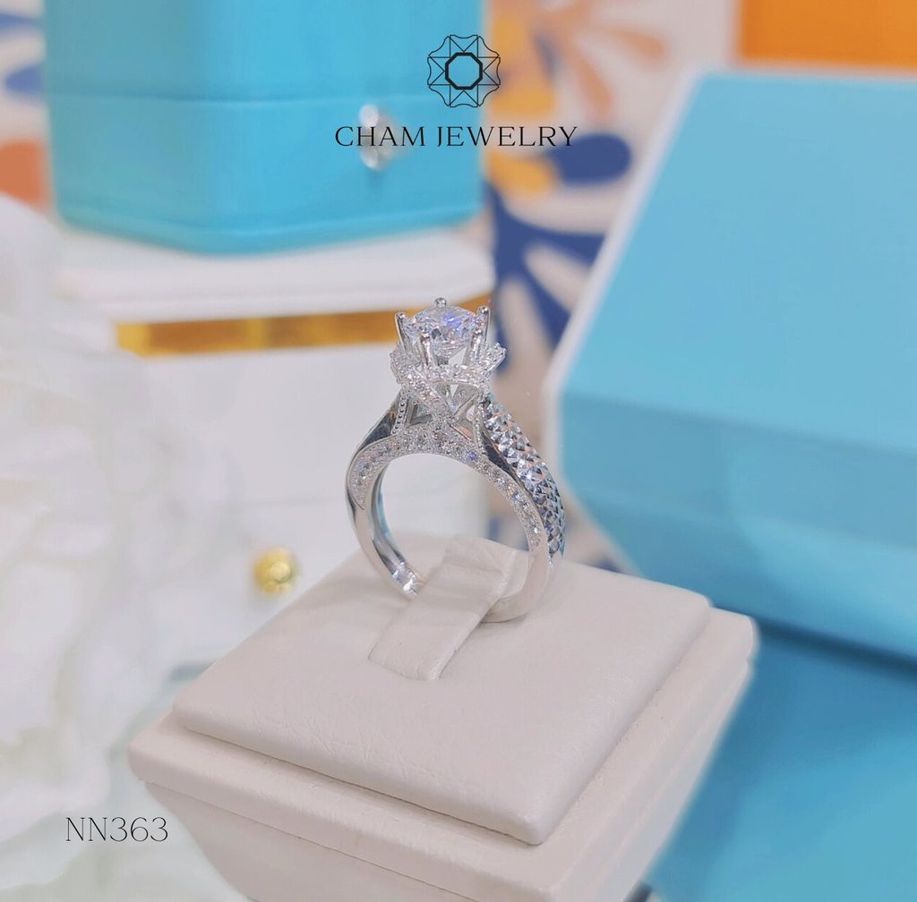 Nhẫn NN363 CHAM JEWELRY, Xoàn Hoa Chủ 6.5mm ( Barcode CN007375).