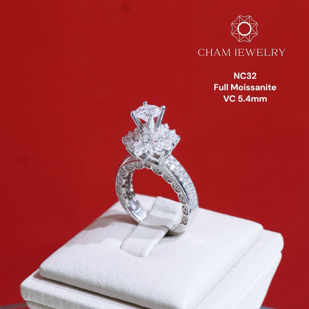 Nhẫn NC32 CHAM JEWELRY, Chủ 5.4mm Full Moissanite Cao Cấp (Barcode TKNUM25 - TVM118).