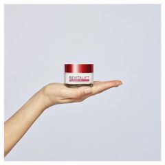Kem dưỡng da ban ngày không mùi Loreal Paris Revitalift Classic 50ml
