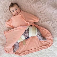 Baby Loves Sleep - 2.5 TOG Winter - Túi ngủ Sleepy Hugs Extra-Wide Sack ấm áp - Hồng đào 3-6 tháng