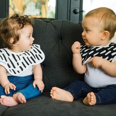 Bộ 2 yếm tròn Tiny Twinkle màu đen và trắng