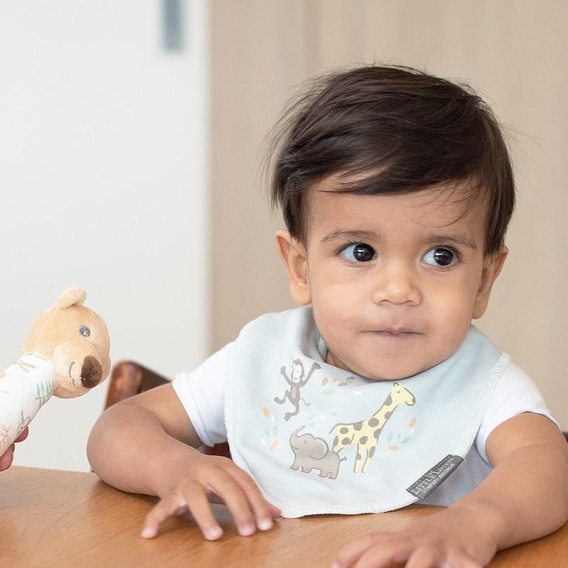 Bộ quà tặng đồ chơi lục lạc và yếm trẻ em Little Linen Company Safari Bear