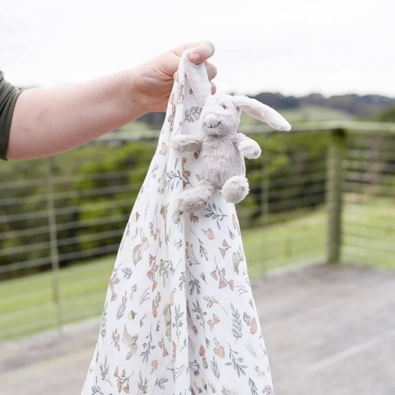 Đồ chơi nhồi bông & Thỏ thu hoạch bằng vải muslin của Công ty Little Linen