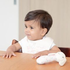 Bộ quà tặng đồ chơi lắc và yếm trẻ em The Little Linen Company Ballerina Bunny