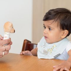 Bộ quà tặng đồ chơi lục lạc và yếm trẻ em Little Linen Company Safari Bear