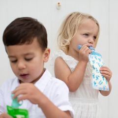 Bộ thìa và vòi đựng thức ăn cho bé Cherub - Bộ màu xanh lam và xanh lá cây xô thơm