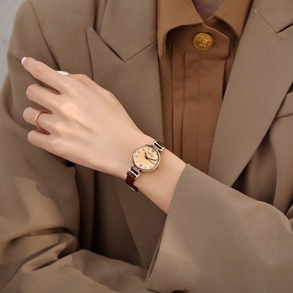  Đồng hồ nâu dây quai da B79 