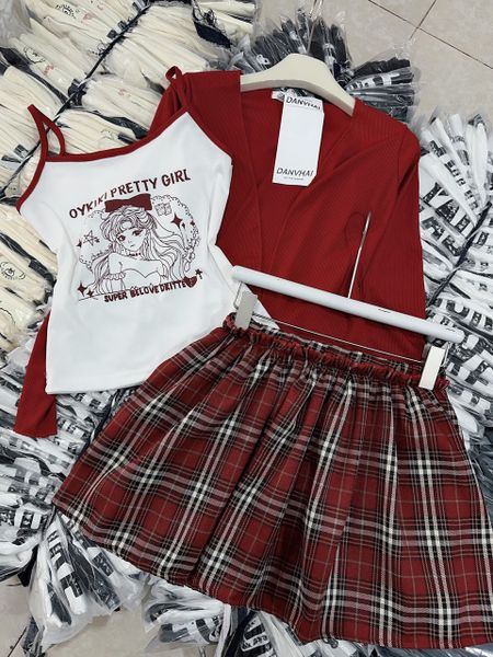  B95-Bộ áo 2 dây và chân váy xếp ly kẻ đỏ xoè cùng áo khoác đỏ cho phái đẹp 
