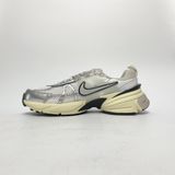  NIKE V2K RUN SUMMIT WHITE METALLIC SILVER FD0736-100 