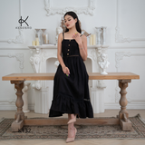  K132 -  Đầm maxi linen màu trắng, dáng đuôi cá trắng tinh tế với điểm nhấn xếp nếp tại ngực áo và hàng cúc gỗ trang trí, và chi tiết ren tinh tế 