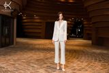  K450 - Bộ Suit trắng cổ điển, form ôm và quần trắng ống vảy tôn lên vóc dáng người phụ nữ quyền lực 