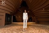  K450 - Bộ Suit trắng cổ điển, form ôm và quần trắng ống vảy tôn lên vóc dáng người phụ nữ quyền lực 