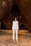  K450 - Bộ Suit trắng cổ điển, form ôm và quần trắng ống vảy tôn lên vóc dáng người phụ nữ quyền lực 