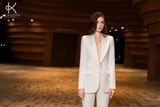  K450 - Bộ Suit trắng cổ điển, form ôm và quần trắng ống vảy tôn lên vóc dáng người phụ nữ quyền lực 