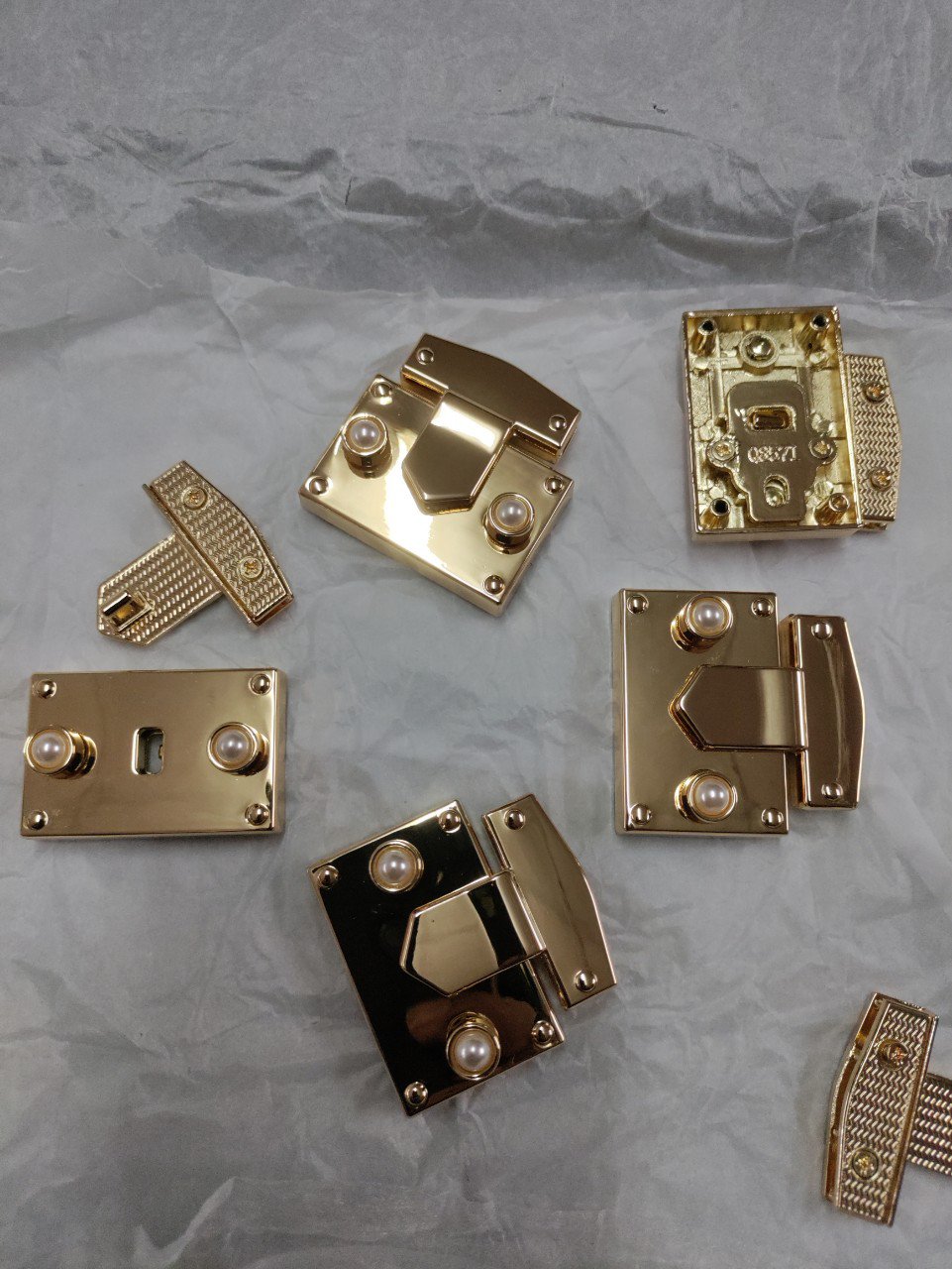 Mặt Khóa Túi Xách/Khóa Túi Xách/Khóa Túi/Phụ Kiện Khóa Kim Loại Cho Túi/Mặt Khóa Cặp-Túi-Clutch/Khóa Cài/handbag Twist Lock/Mặt Khóa FS 2 Nút Ngọc Trai Kích Thước 45mm Mạ Bóng Đẹp Hợp Kim Không Gỉ Phụ Kiện Làm Túi Xách Hàng Cao Cấp - Màu Vàng