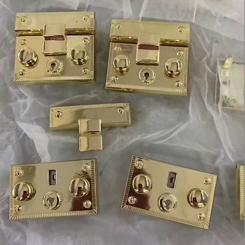 Mặt Khóa Túi Xách/Khóa Túi Xách/Phụ Kiện Khóa Kim Loại Cho Túi/Mặt Khóa Cặp-Túi-Clutch/Khóa Cài/handbag Twist Lock/Mặt Khóa Chữ Nhật Có 2 Nút Tròn Kèm Theo 1 Nút Tròn Ở Giữa JR Kích Thước 39x45mm Nặng 32g Bóng Đẹp Hợp Kim Phụ Kiện Túi - Màu Vàng