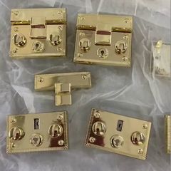 Mặt Khóa Túi Xách/Khóa Túi Xách/Phụ Kiện Khóa Kim Loại Cho Túi/Mặt Khóa Cặp-Túi-Clutch/Khóa Cài/handbag Twist Lock/Mặt Khóa Chữ Nhật Có 2 Nút Tròn Kèm Theo 1 Nút Tròn Ở Giữa JR Kích Thước 39x45mm Nặng 32g Bóng Đẹp Hợp Kim Phụ Kiện Túi - Màu Vàng