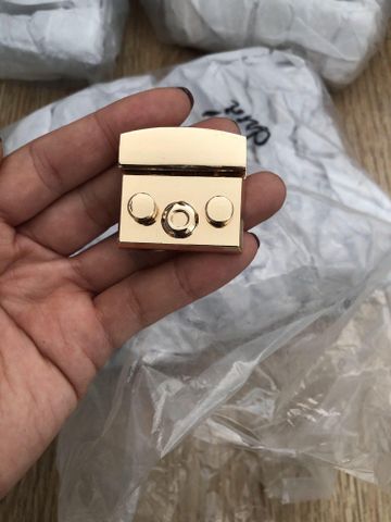 Mặt Khóa Túi Xách/Khóa Túi Xách/Khóa Túi/Phụ Kiện Khóa Kim Loại Cho Túi/Mặt Khóa Cặp-Túi-Clutch/Khóa Cài/handbag Twist Lock/Mặt Khóa Bấm 2 Chi Tiết FS Kích Thước 35mm Mạ Bóng Đẹp Phụ Kiện Làm Túi Xách - Màu Vàng