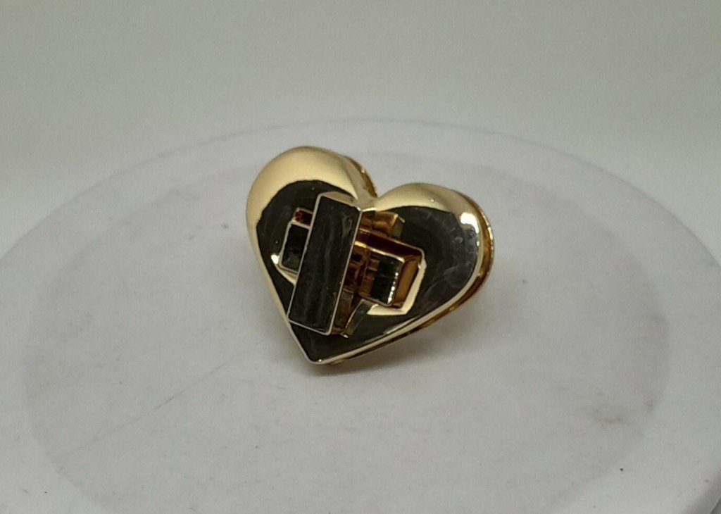 Mặt Khóa Túi Xách/Khóa Túi Xách/Khóa Túi/Phụ Kiện Khóa Kim Loại Cho Túi/Mặt Khóa Cặp-Túi-Clutch/Khóa Cài/handbag Twist Lock/Mặt Khóa Trái Tim JR Kích Thước 27x35mm Trọng Lượng 16g Bóng Đẹp Hợp Kim Không Gỉ Phụ Kiện Làm Túi Dòng Trung Cao - Màu Vàng 18K