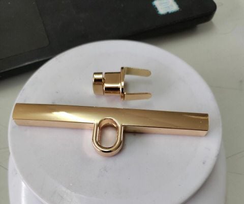Mặt Khóa Túi Xách/Khóa Túi Xách/Khóa Túi/Phụ Kiện Khóa Kim Loại Cho Túi/Mặt Khóa Cặp-Túi-Clutch/Khóa Cài Handbag Turn Locks/ handbag Twist Lock/Mặt Khóa Dài FS Hình Que Kích Thước 80mm Mạ Bóng Đẹp Hợp Kim Không Gỉ Phụ Kiện Làm Túi Xách - Màu Vàng Nhạt
