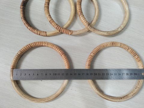 Tay cầm túi hình tròn - Một nửa tay cầm quấn cói chống thấm - Làm bằng gỗ tự nhiên hàng thủ công mỹ nghệ - đường kính 13cm - độ dày 1.1cm