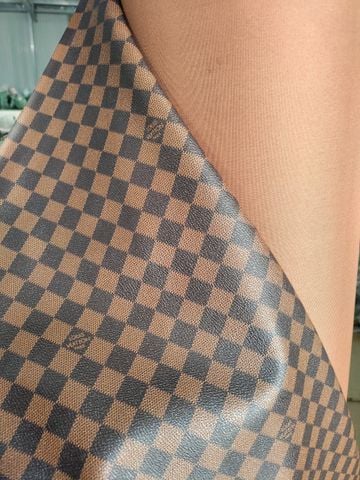 Da PVC/PU LV JT Hình Ô Vuông Độ Dày 1.1mm Dùng Làm Giày Dép Ba Lô Túi Xách Chống Thấm Nước Chống Xước Tốt Dòng Trung cao cấp - Màu Nâu