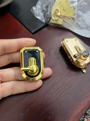 Mặt Khóa Túi Xách/Khóa Túi Xách/Khóa Túi/Phụ Kiện Khóa Kim Loại Cho Túi/Mặt Khóa Cặp-Túi-Clutch/Khóa Cài/handbag Twist Lock/Mặt Khóa Phủ Silicon Kích Thước 30x45mm Trọng Lượng 23G Hợp Kim Không Gỉ Mạ Bóng Đẹp Phụ Kiện Làm Túi Xách - Màu Vàng 24K