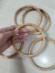 Tay cầm túi hình tròn - Một nửa tay cầm quấn cói chống thấm - Làm bằng gỗ tự nhiên hàng thủ công mỹ nghệ - đường kính 13cm - độ dày 1.1cm