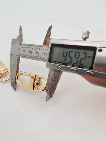 Móc Càng Cua/Móc Chó/Móc Quai Túi/Móc Túi/Móc chó càng cua/Móc chó bấm/Móc xích Metal Bolt Snaps – For Dog Leashes, Bag Straps, Crafts FS Đuôi tròn Lọt lòng 10mm Trọng lượng 7g Phụ kiện làm balo túi xách Phân khúc Trung cấp Màu Vàng 18K