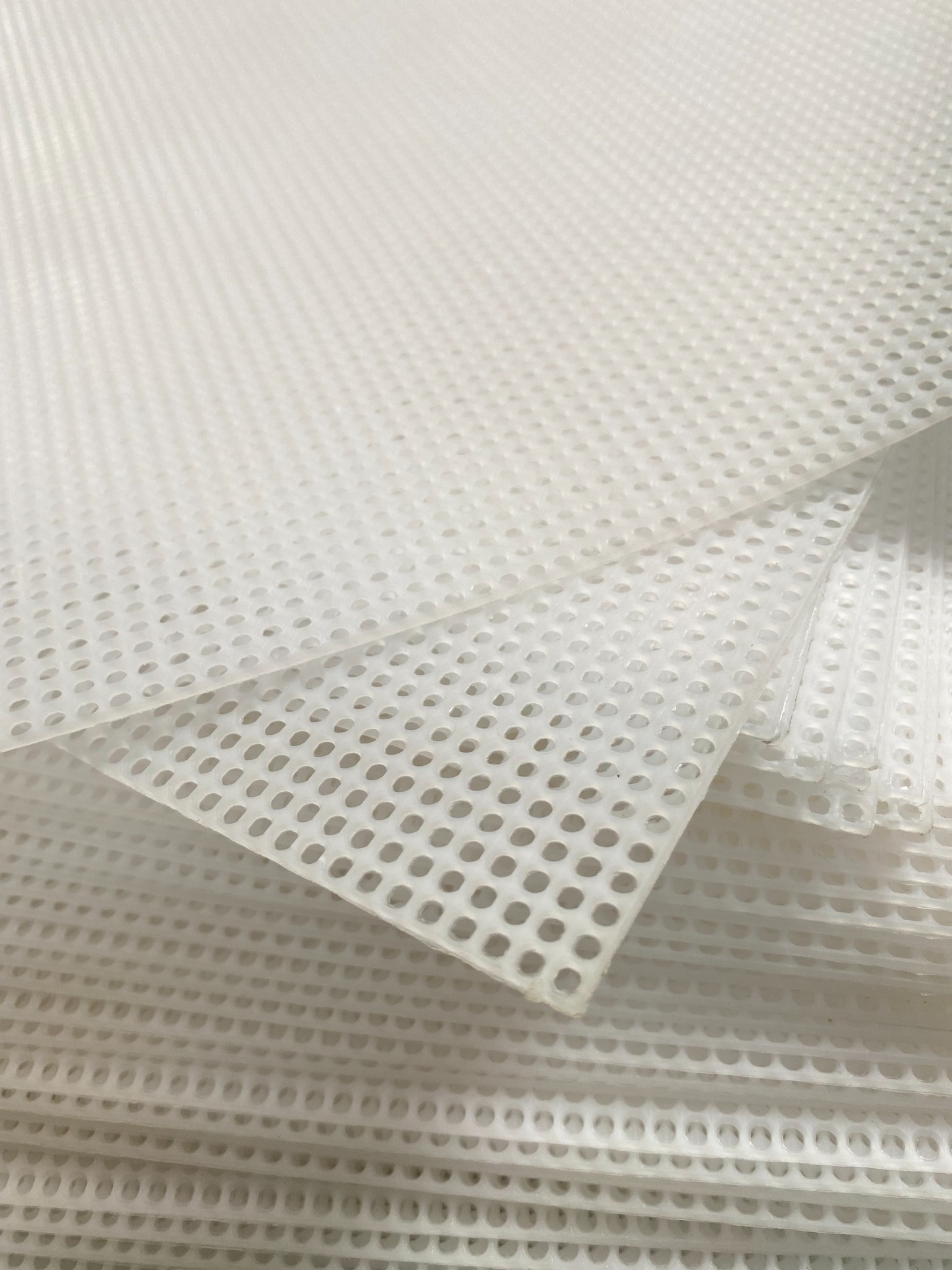 Canvas FS nhựa dẻo độ cứng vừa phải dùng cho các sản phẩm len sợi handmade 33x50cm - Trắng