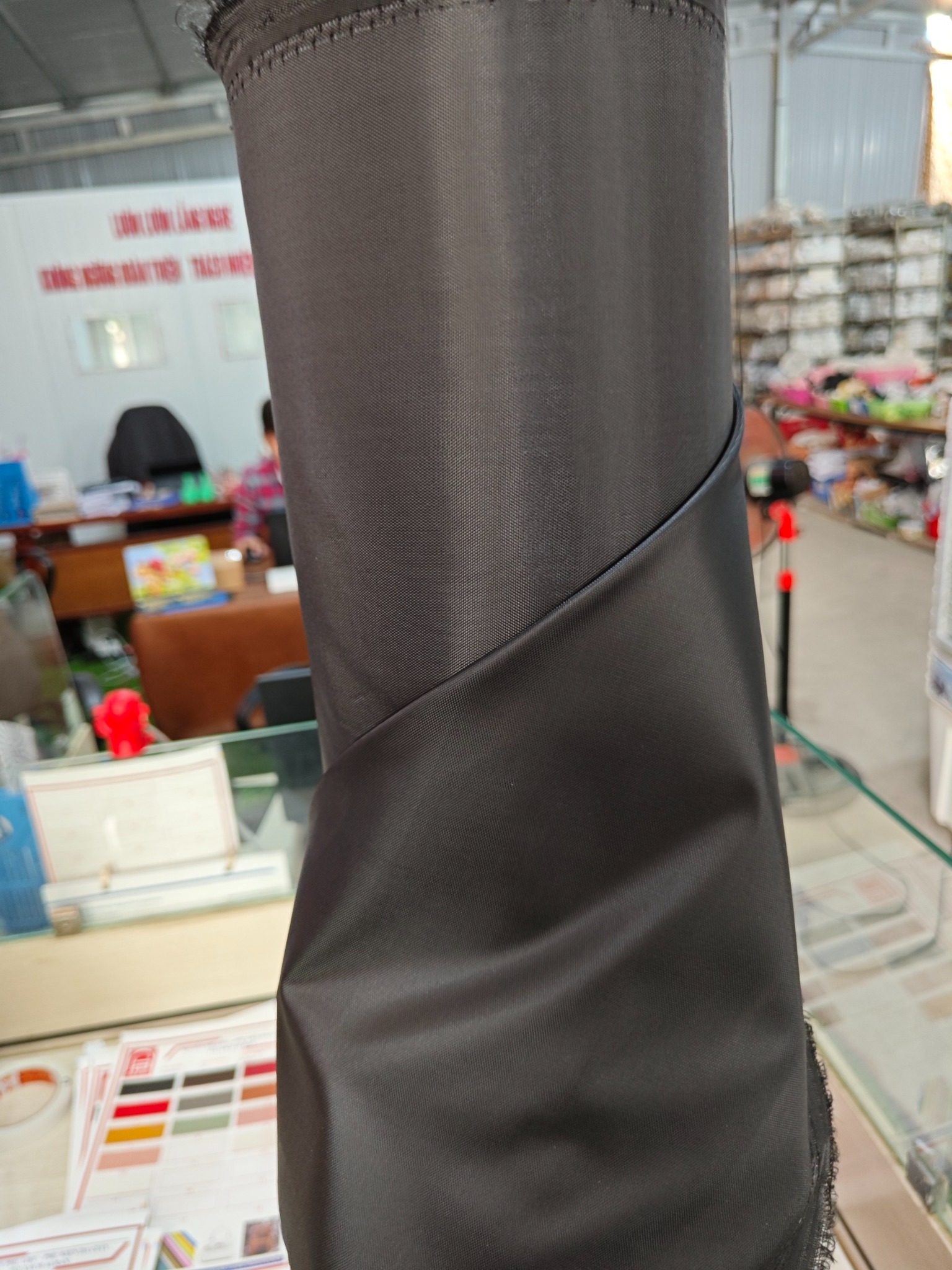 Vải lót túi xách 210D TKK Tráng PU Khổ 1m50-1m54 Phụ kiện làm balo túi ví Phân khúc phổ thông - Màu Đen (1 cuộn 200Y)